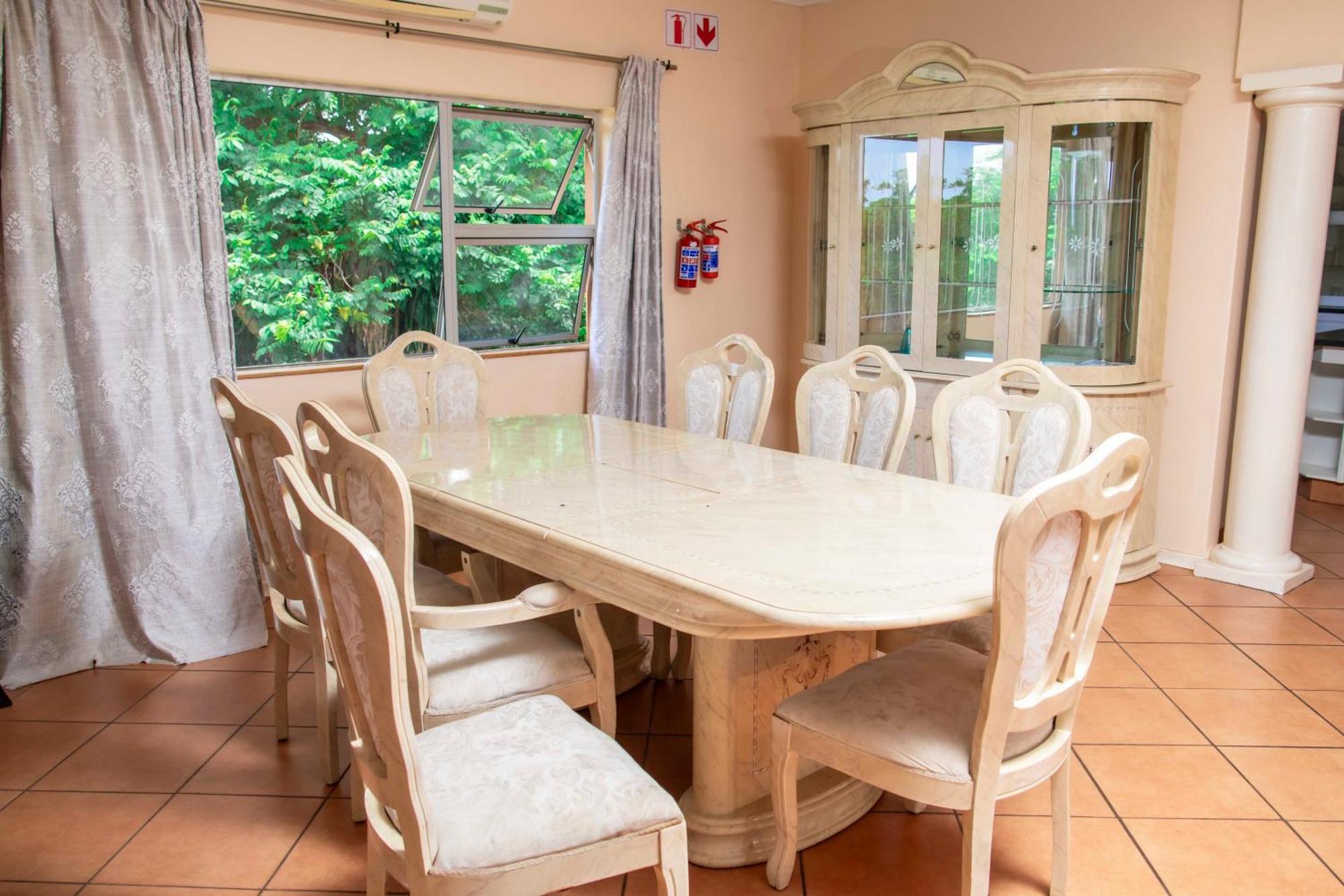 Seaview Executive Guest House 음툰지니 외부 사진